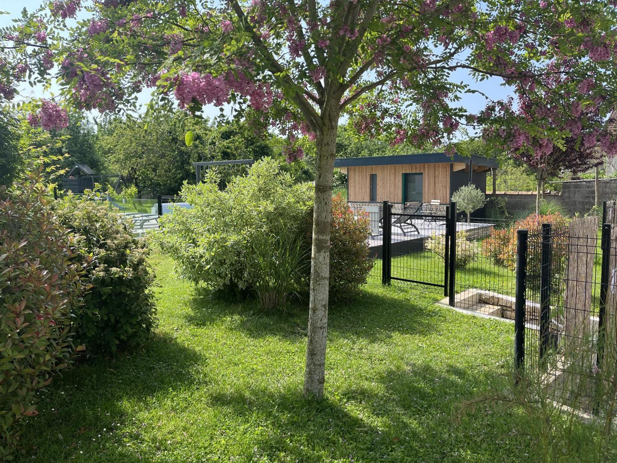 Appart-Hotel N 4 Calme Avec Terrasse, Wi-Fi Haut Debit, Petit-Dejeuner, Room-Service Et Parking Prive Chouzelot Exterior foto